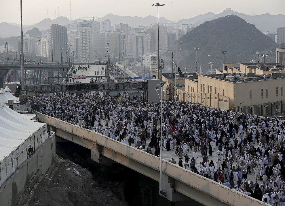 Мусульмане идут по мосту
