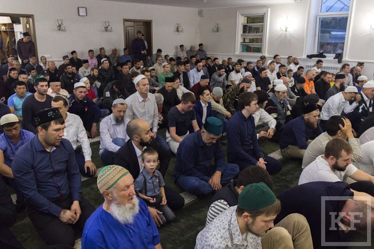 Мусульмане слушают вагаз в мечети Аметьево