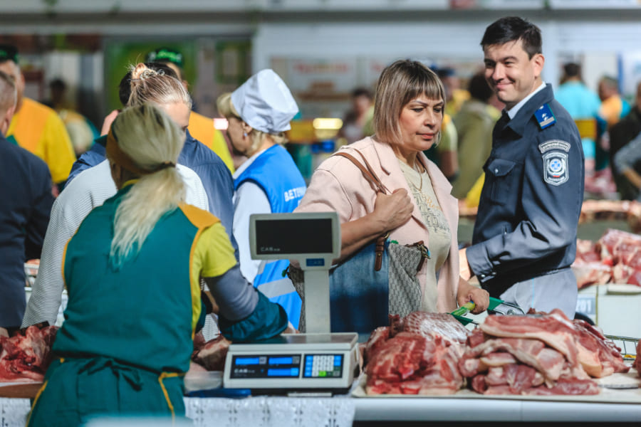 Продажа мяса баранины на рынке