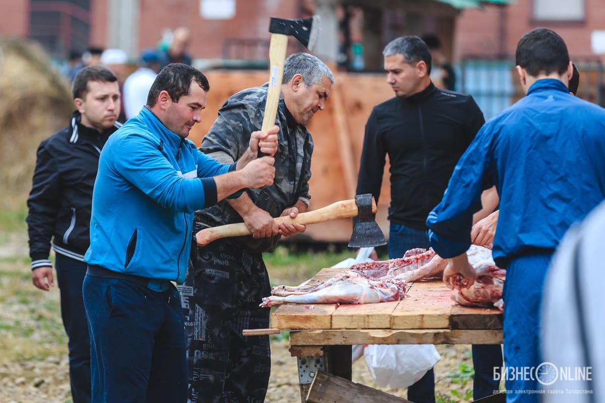Разделка мяса жертвенных баранов на курбан