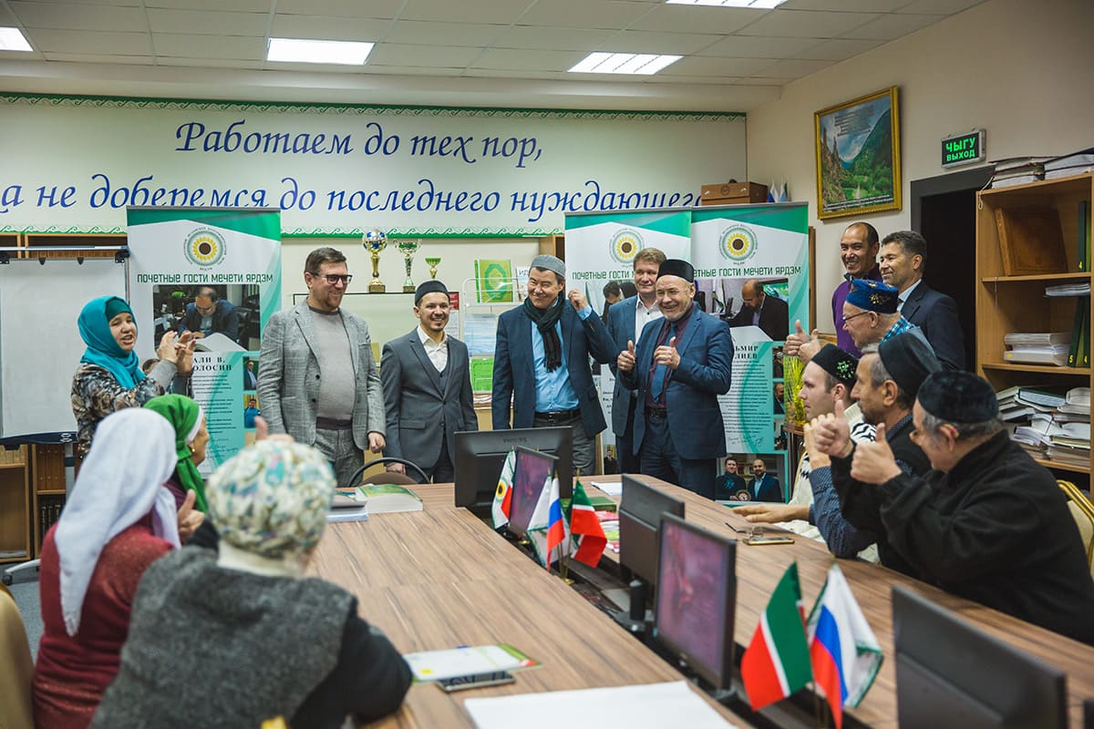 Марат Кабаев посетил казанскую мечеть и фонд Ярдэм